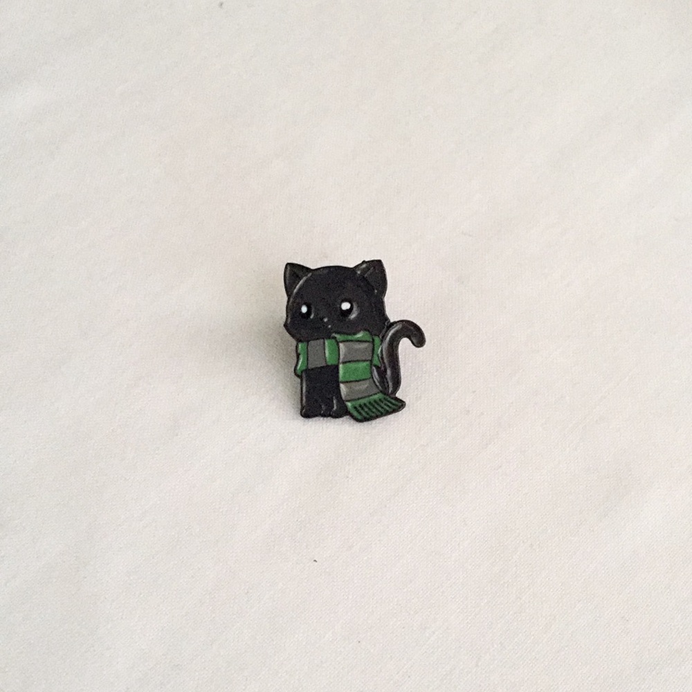 ๐50% OFF/3+...Hogwarts Slytherin Cat Pin (Harry Potter) - Picture 1 of 6
